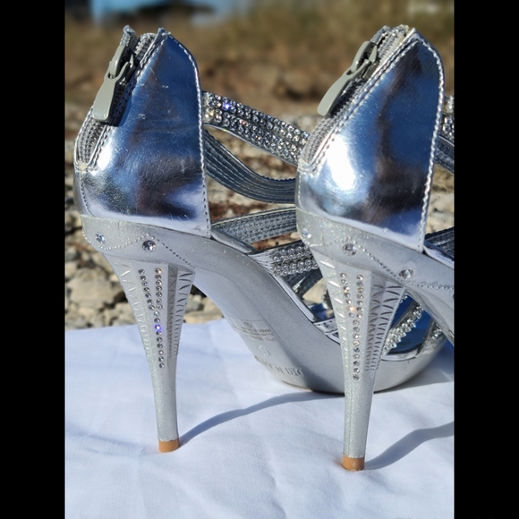 Delicacy Silver Stilletos Size 9 - Picture 3 of 6